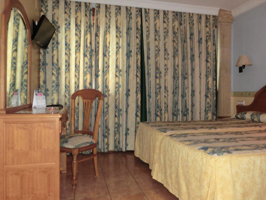 Hotel Las Ruedas Laredo Room photo